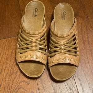 Clarks Bendables Women's 9M Sandals  Tan Leather Slip On Vacation Beach